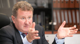 Plyn a elektrina zlacnejú. Vodu čaká zdraženie, tvrdí Holjenčík