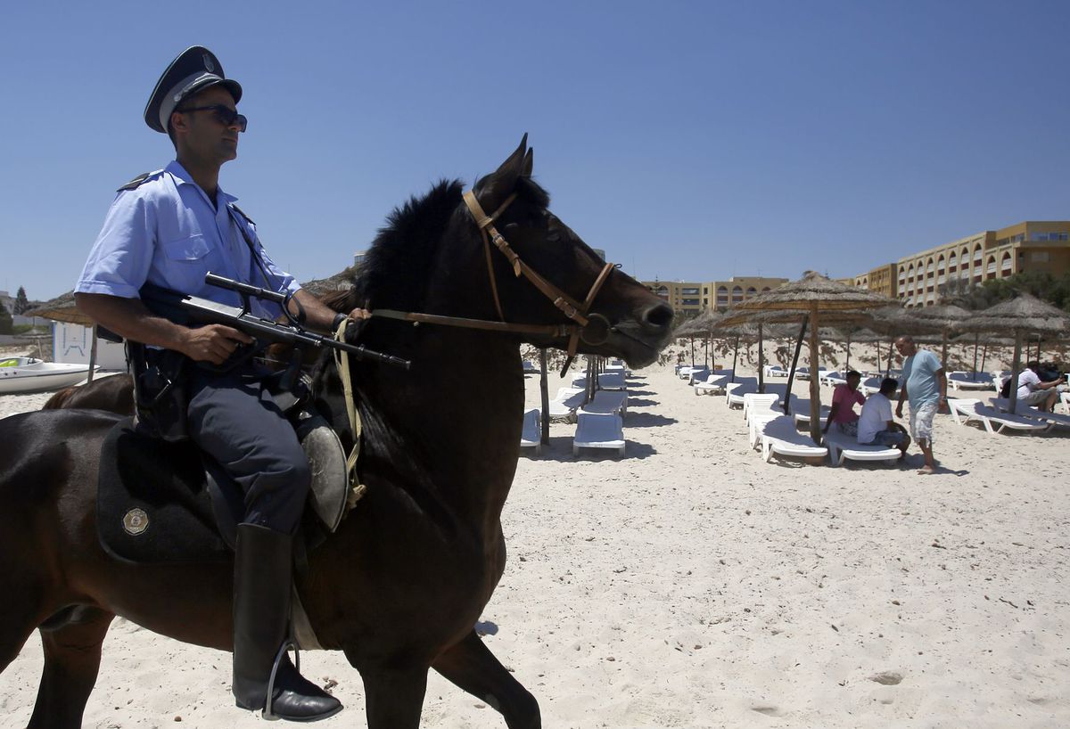 Tuniský policajt hliadkuje na pláži pred...