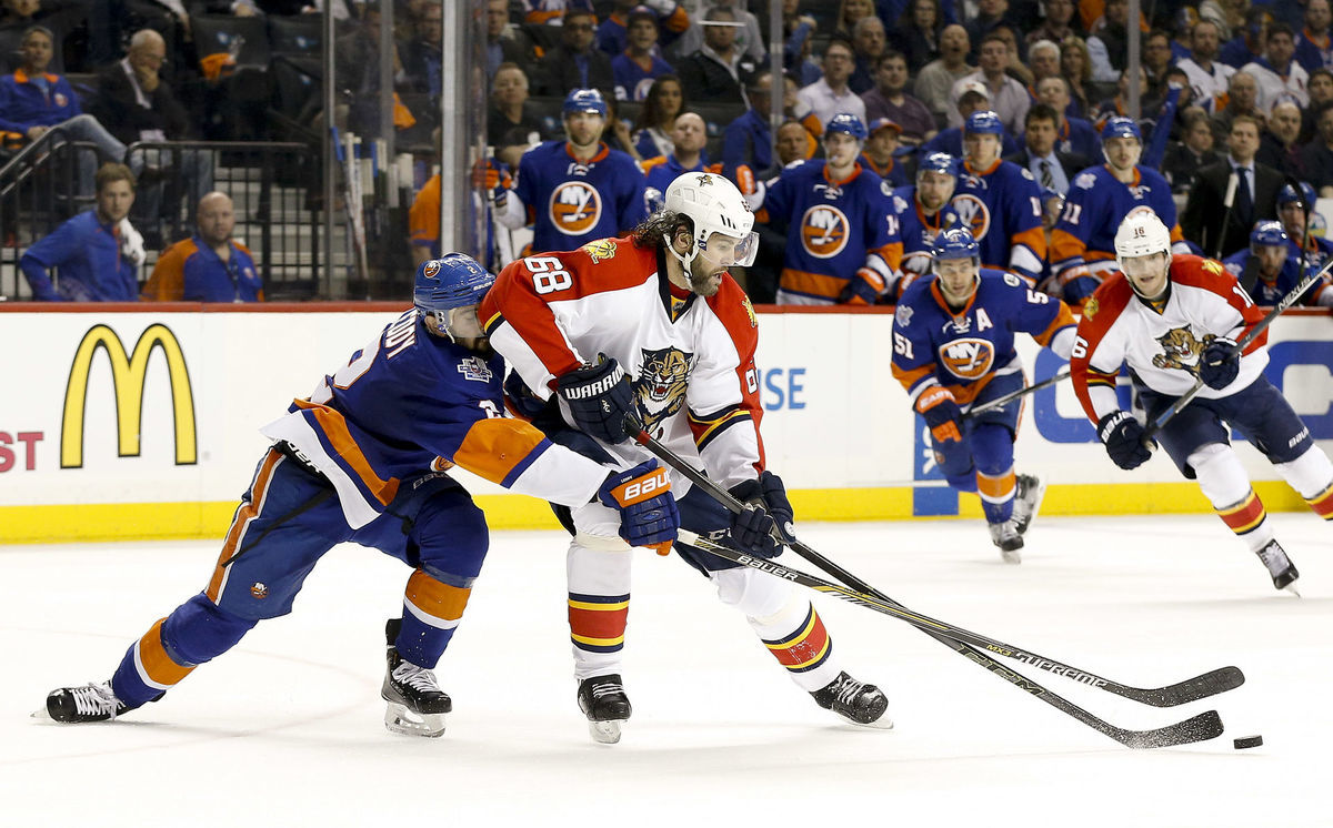 Útočníka Floridy Jaromíra Jágra sa snaží...