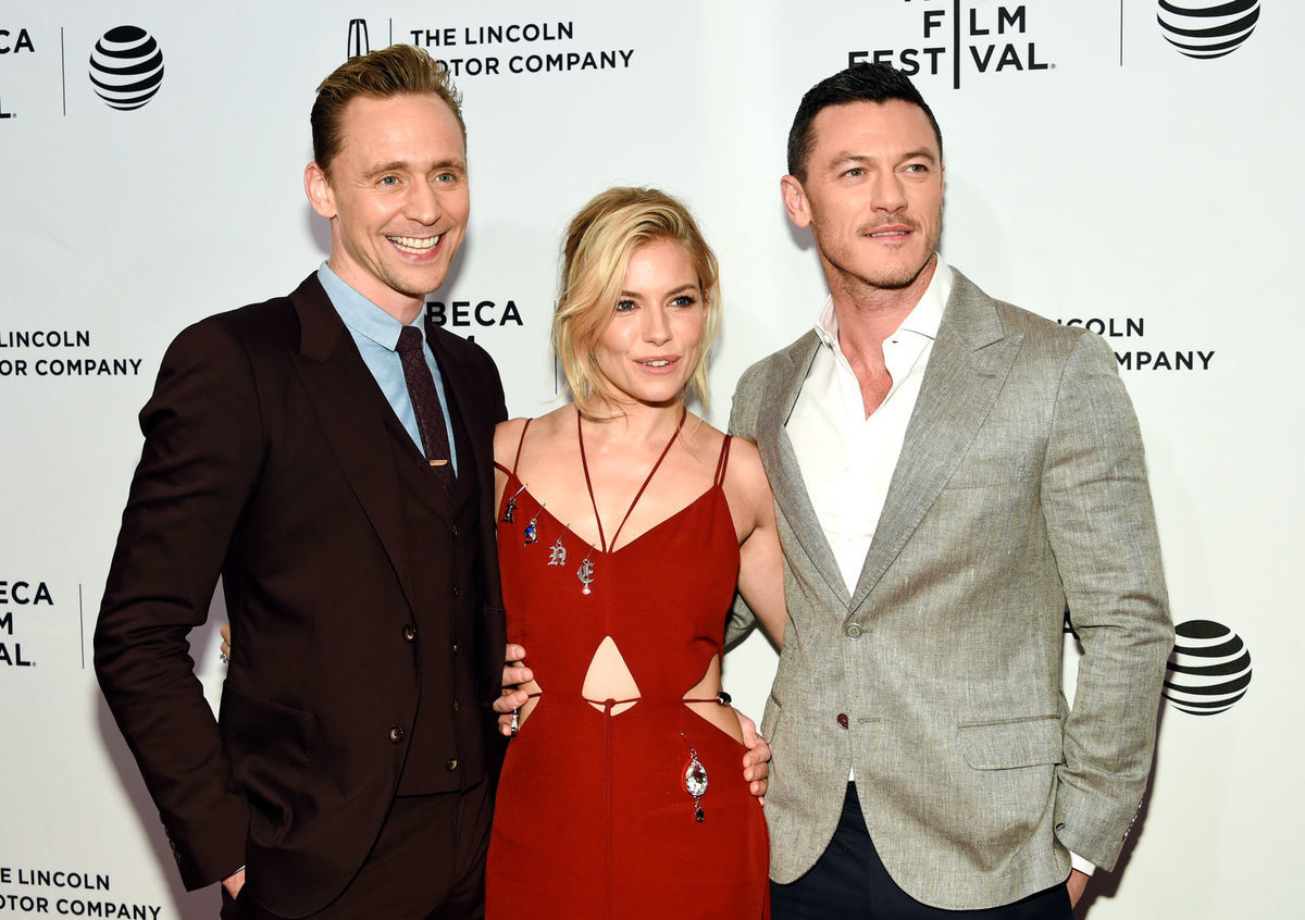 Herci (zľava) Tom Hiddleston, Sienna Miller a...