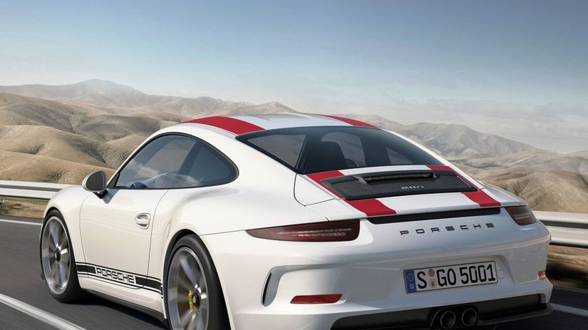 Vzadu 911 R vystačí s decentným výsuvným...