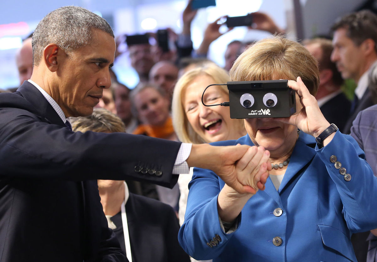 Barack Obama, Angela Merkelová, Nemecko, VR goggles, okuliare, virtuálna realita