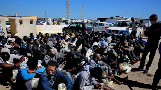 Pri zásahu na predmestí Tripolisu zadržali 4000 migrantov