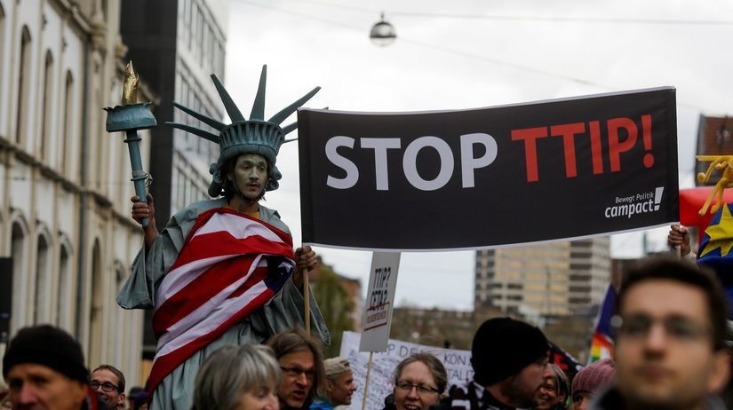 TTIP, protest, socha slobody