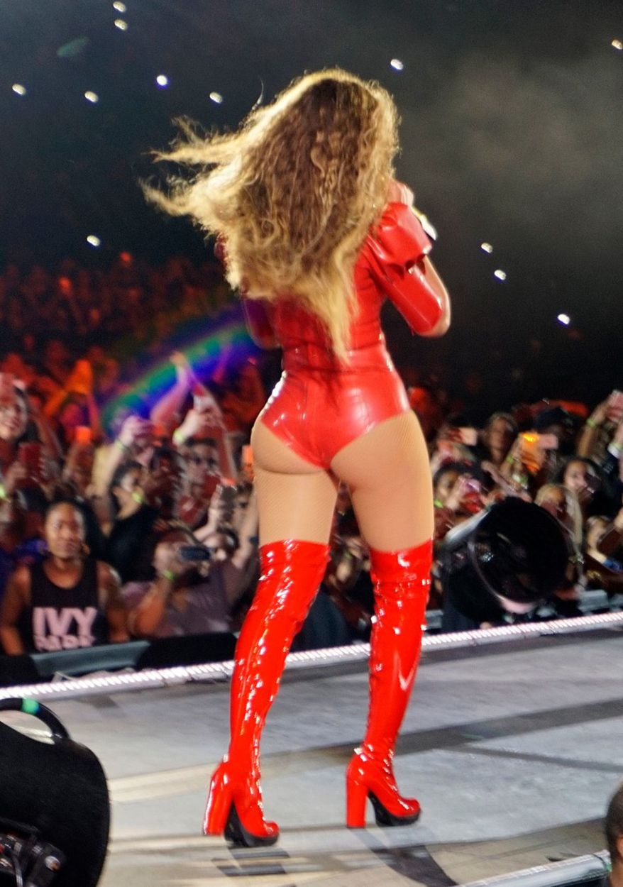 Hriešna Beyoncé V červenom Latexe Jej Krivky Na Pódiu