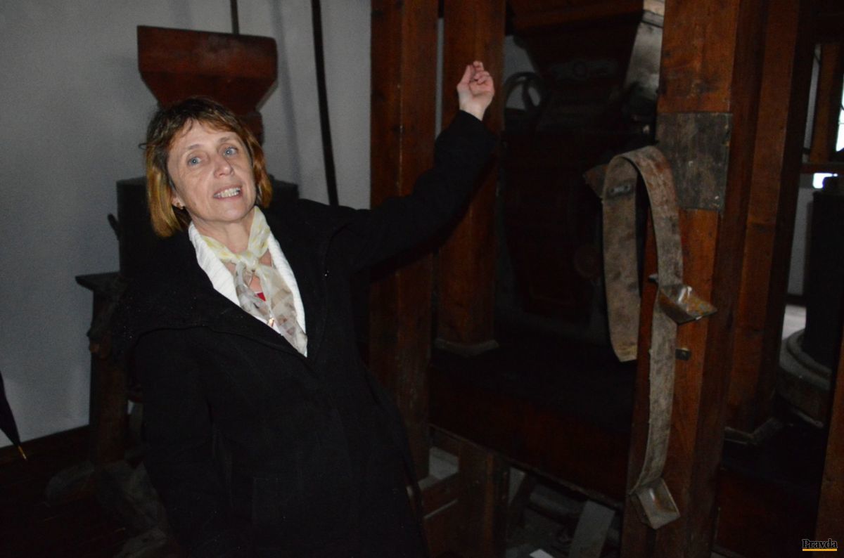 Ágnes Cséfalvayová vo vnútri vynoveného mlynu,...