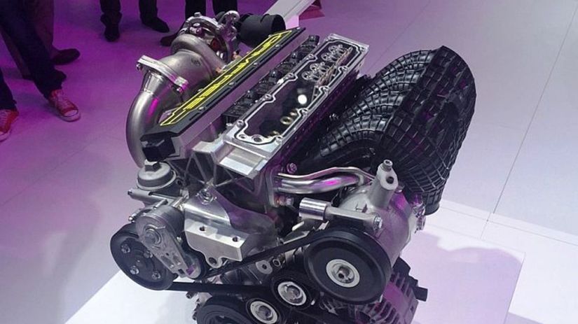 Motor má namiesto vačiek pneumatické motorčeky...