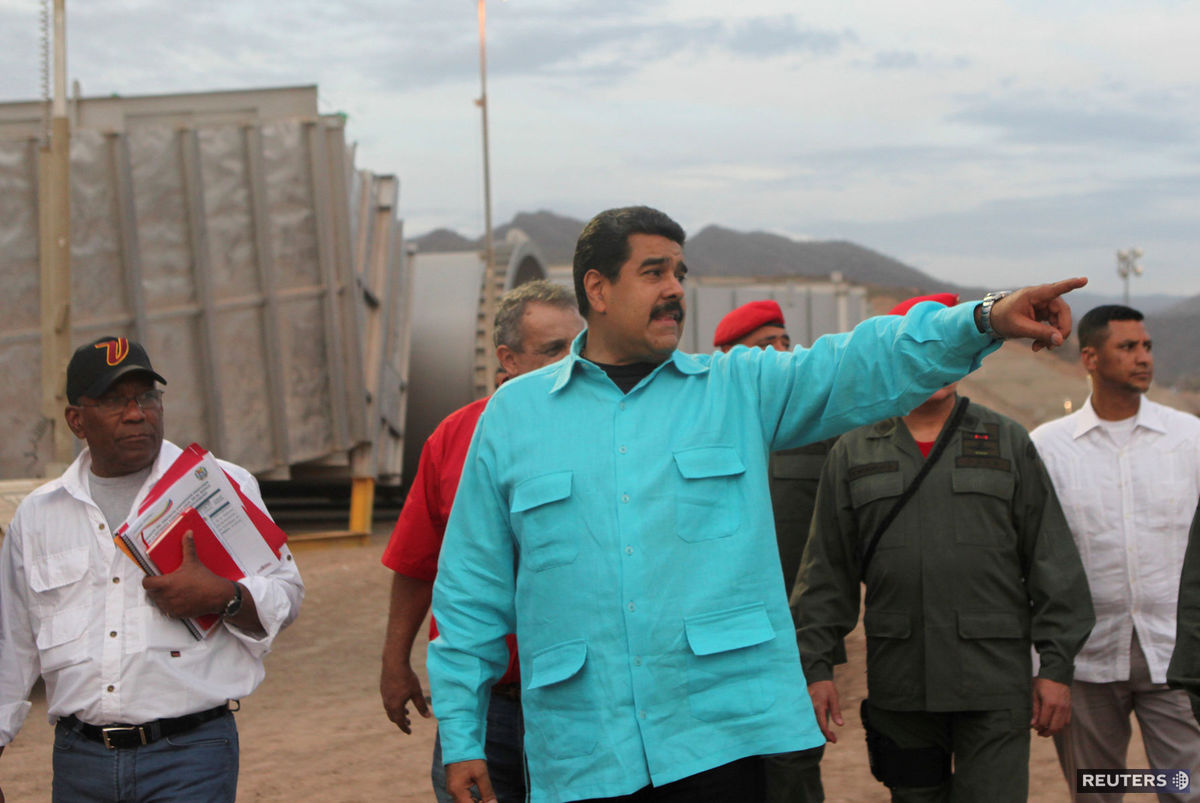 Venezuelský prezident Nicolás Maduro (v strede).