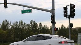 Tesla: Autopilot zlyháva na 'kruháčoch'. Volvo to komentuje