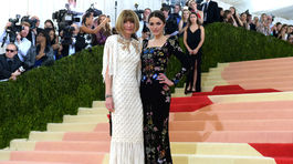 Anna Wintour v kreácii Chanel Couture a jej dcéra Bee Shaffer v šatách Alexander McQueen.