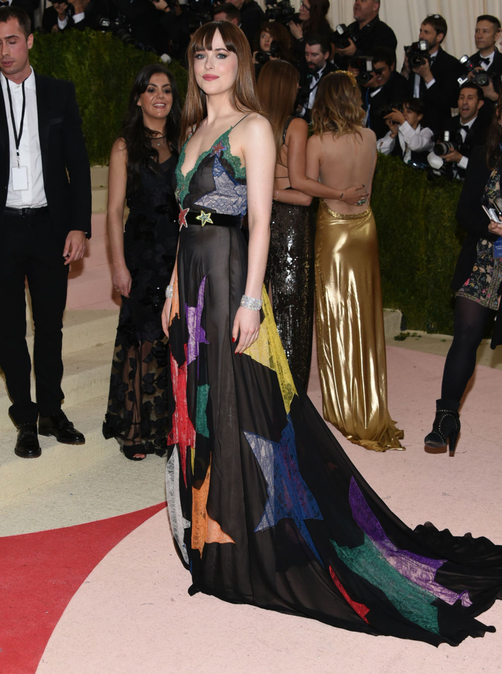 Herečka Dakota Johnson v kreácii Gucci na akcii...