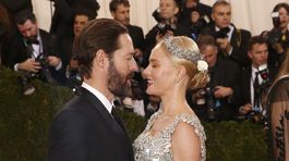 Herečka Kate Bosworth bozkáva manžela Michaela Polisha. 