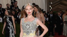 Herečka Kate Bosworth dorazila v kreácii Dolce & Gabbana. 