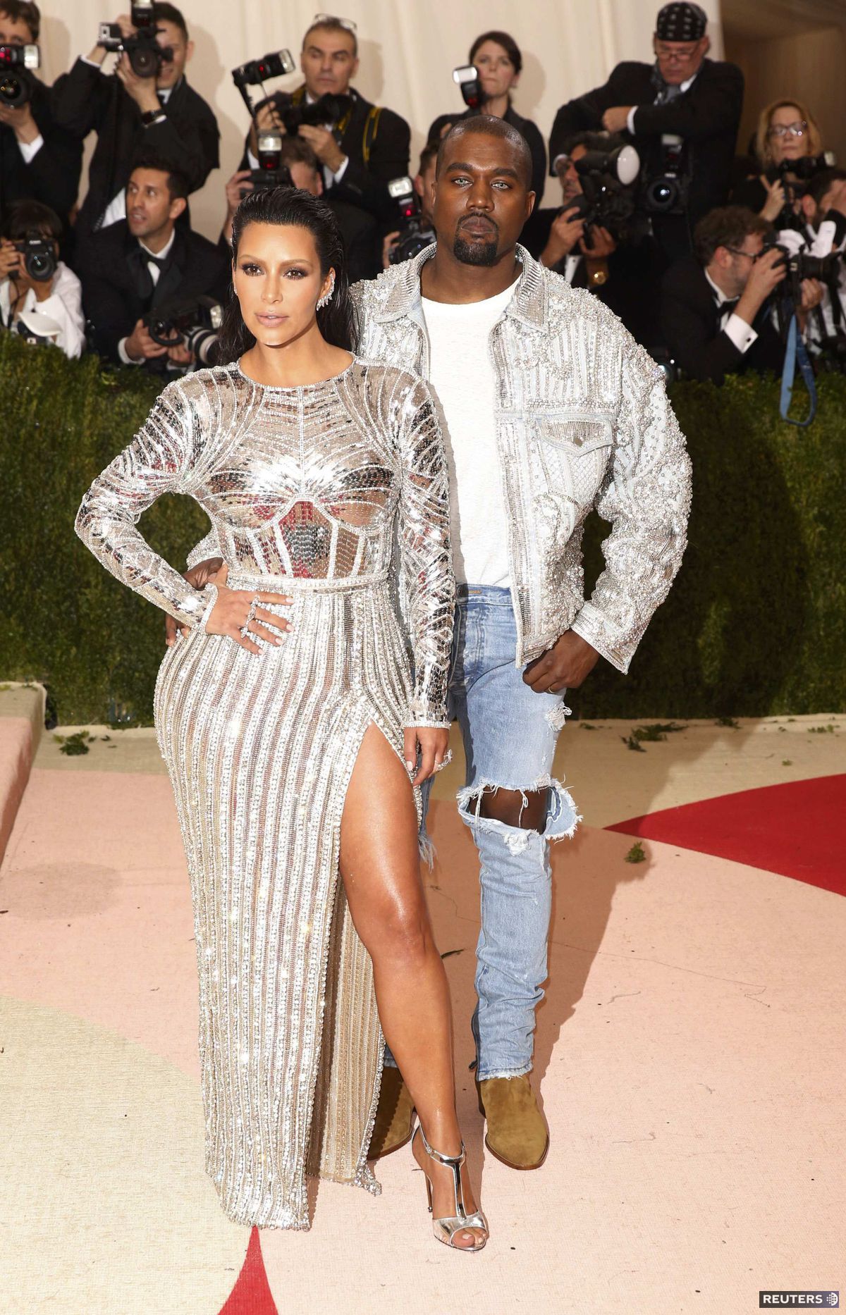 Hudobník Kanye West a jeho manželka Kim...