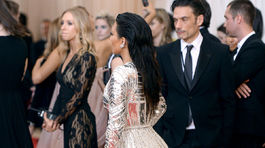 Kim Kardashian a jej slávne pozadie v trblietavej kreácii Balmain. 