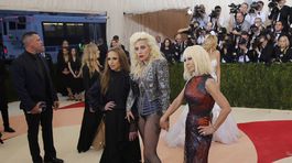 Lady Gaga (v strede) a dizajnérka Donatella Versace 