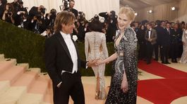 Nicole Kidman (v šatách Alexander McQueen) a jej manžel Keith Urban.