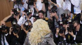 Speváčka Lady Gaga tiež patrila k dámam, ktoré sa rozhodli predviesť pozadie. 