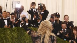 Speváčka Madonna odhalila v kreácii Givenchy Couture pozadie. 