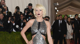 Speváčka Taylor Swift, ktorá bola spoluhostiteľkou akcie, bola oblečená v kreácii Louis Vuitton.  