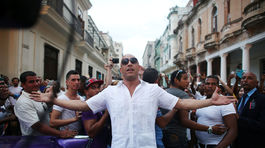 Herec Vin Diesel pózoval pred štartom prehliadky Chanel v Havane. 