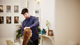 Nožnicami sa prestrihal až ku kaderníckemu oscarovi