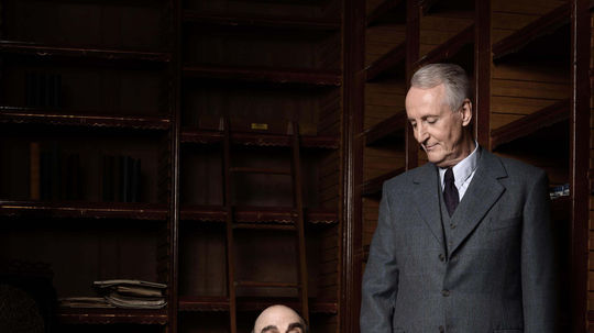 David Suchet ako Hercules Poirot.