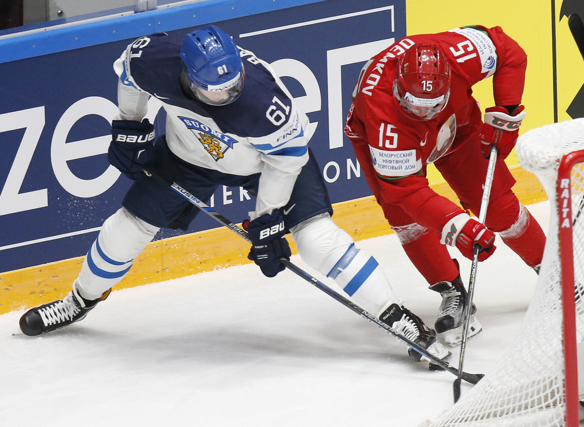 Fín Alexander Barkov v súboji s Bielorusom...