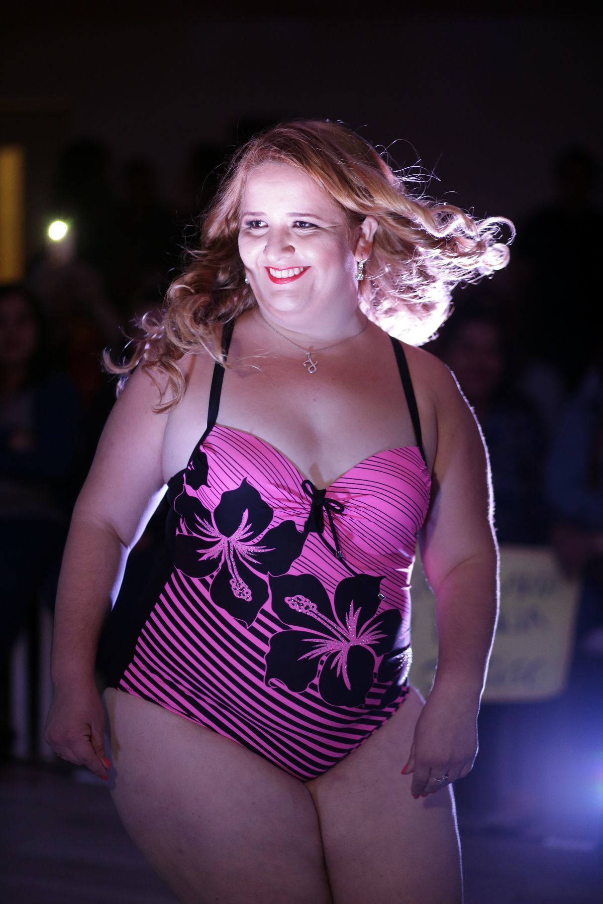 Jessica Arce počas promenády v plavkách na...