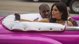Kim Kardashian v typickej pozícii - robila si selfie. Po jej boku manžel Kanye West.