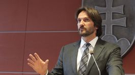 Podľa opozície Kaliňák prijímal neprimerané dary