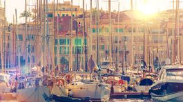 Cannes, Francúzsko, mesto, lode, člny, jachty, domy, prístav, marina, more, letovisko, leto, dovolenka, slnko, cestovanie