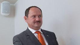 Simon vznik strany nepotvrdil a ani nevyvrátil