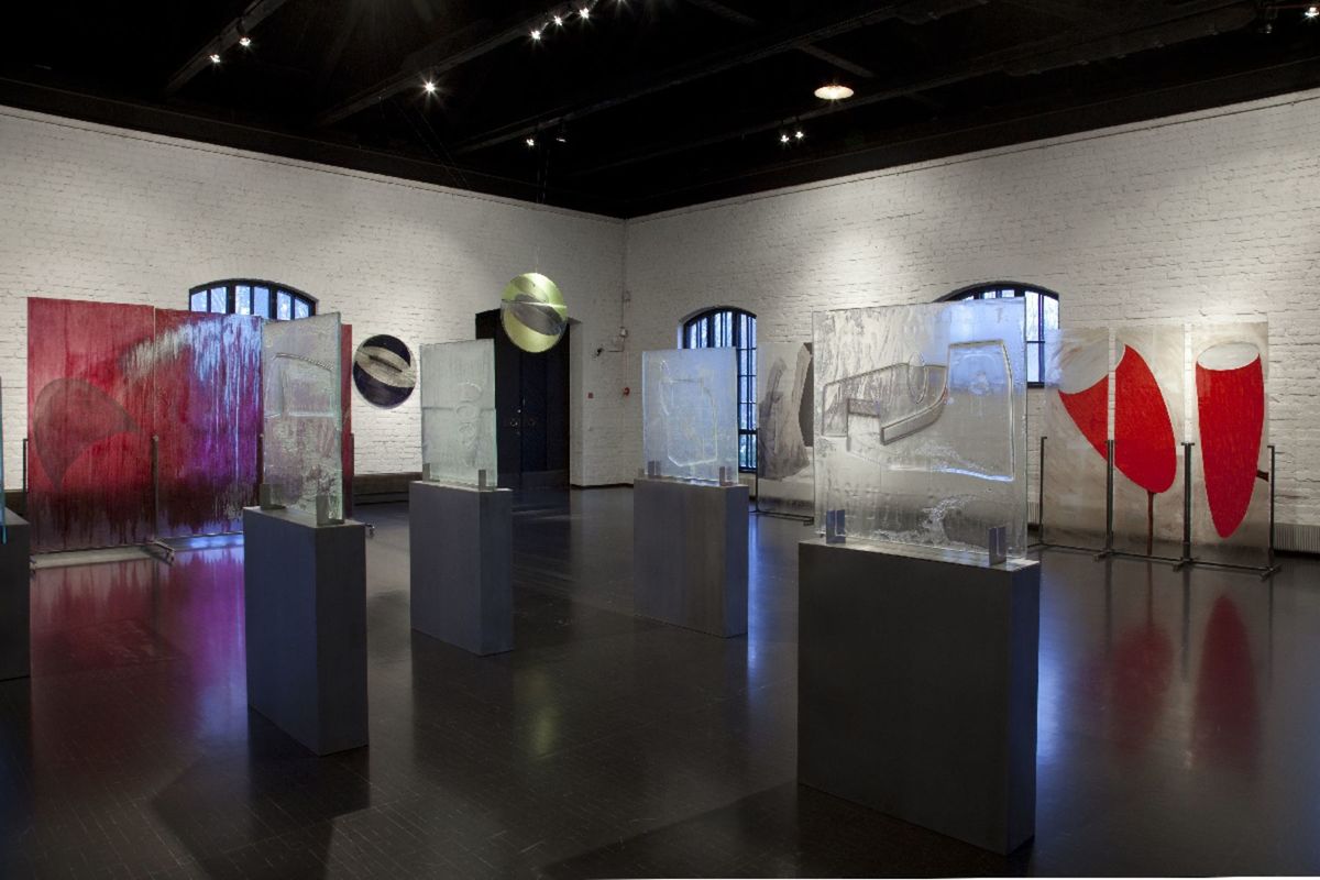 V súčasnosti vystavuje tvorbu Pala Macha Fínske...