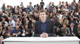 Herec Jesse Eisenberg pózuje fotografom v Cannes.