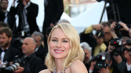 Herečka Naomi Watts pózuje fotografom v Cannes.