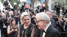 Kristen Stewart (vľavo) a režisér Woody Allen 