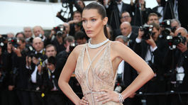 Modelka Bella Hadid pózuje fotografom v Cannes ozdobená šperkmi De Grisogono. 