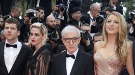 Režisér Woody Allen (druhý sprava) pózuje s herečkami Blake Lively (vpravo), Kristen Stewartovou a hercom Jesse Eisenbergom