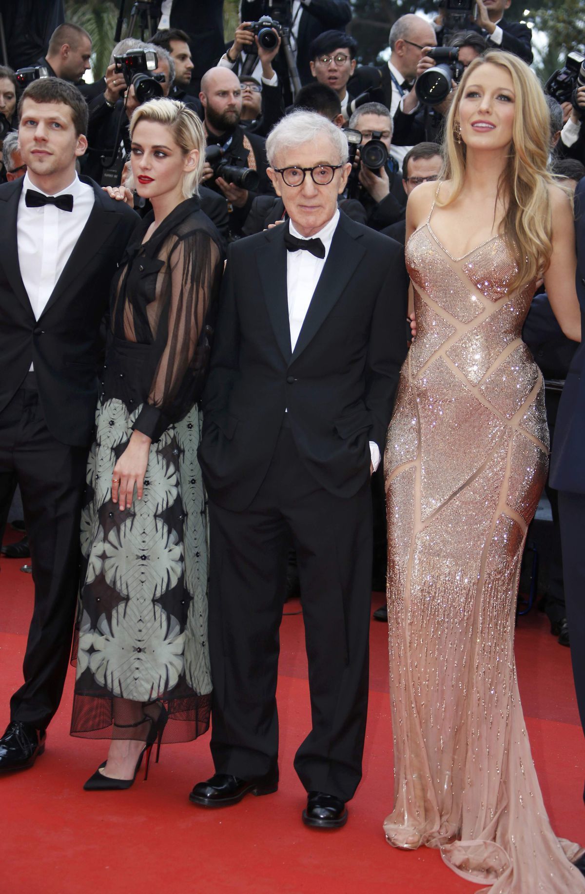 Režisér Woody Allen (druhý sprava) pózuje s...