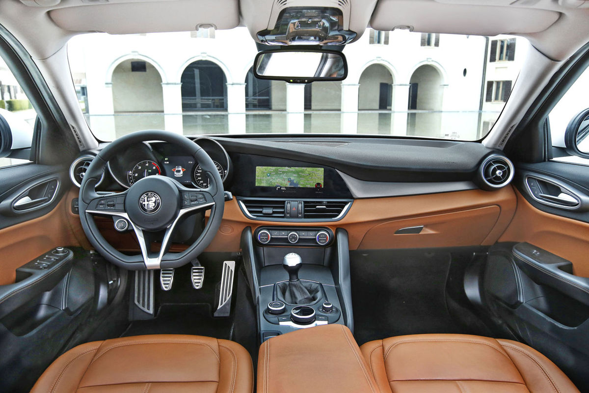 Interiér má športové DNA a bohaté vybavenie. Už...