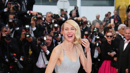 Herečka Naomi Watts nestrácala úsmev z pier. 