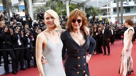 Herečky Susan Sarandon a Naomi Watts pózujú fotografom. 