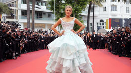 Ako princezná! Tehotná Lively v Cannes boduje, hlavy otáčala aj Cole