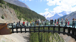 Sklenené vyhliadky v nebotyčných výškach lákajú aj desia. Trúfli by ste si?