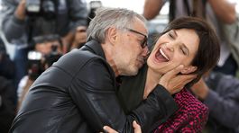 Herec Fabrice Luchini bozkáva kolegyňu Juliette Binoche.