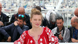 Herečka Melanie Thierry pózuje fotografom. 