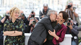 Valeria Bruni Tedeschi (vľavo) sa prizerá tomu, ako režisér Fabrice Luchini bozkáva kolegyňu Juliette Binoche