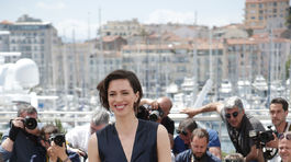Herečka Rebecca Hall pózuje fotografom. 