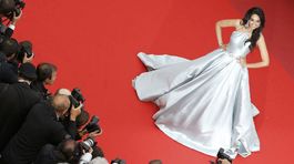 Indická hviezda Malika Sherawat pózuje fotografom. 